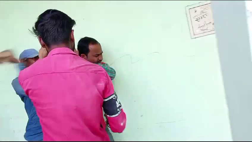 Viral Video: शिक्षक पर अश्लील मैसेज भेजने का आरोप, छात्राओं ने चप्पलों से पीटा