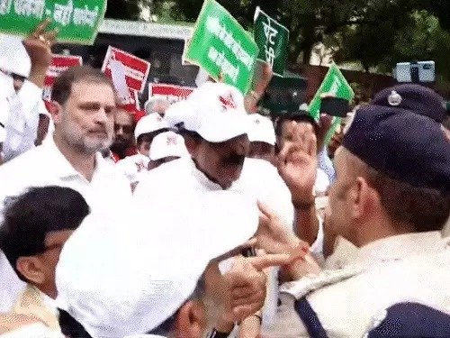 वोटर वेरिफिकेशन पर विपक्षी हल्लाबोल: संसद से चुनाव आयोग तक 'वोट बचाओ' मार्च 
