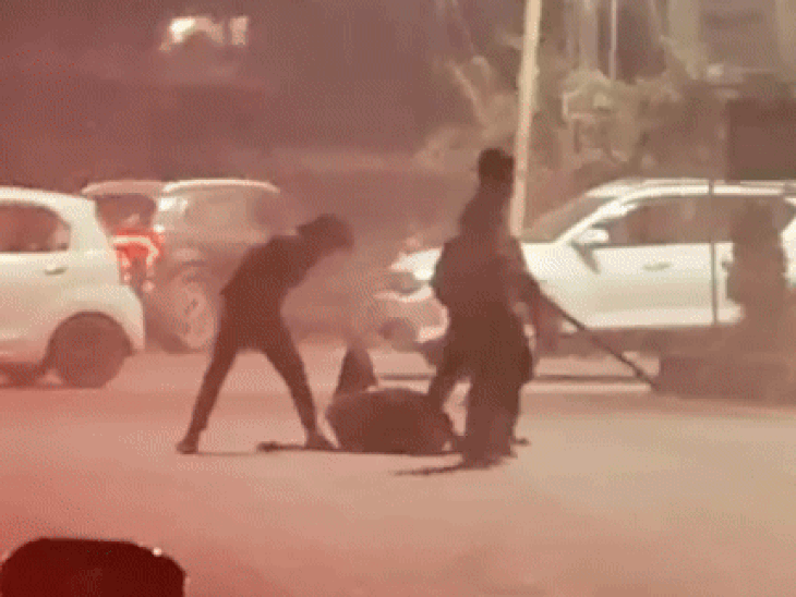 Bhopal News Update : भोपाल में बदमाशों ने युवक को लाठी-डंडों से पीटा