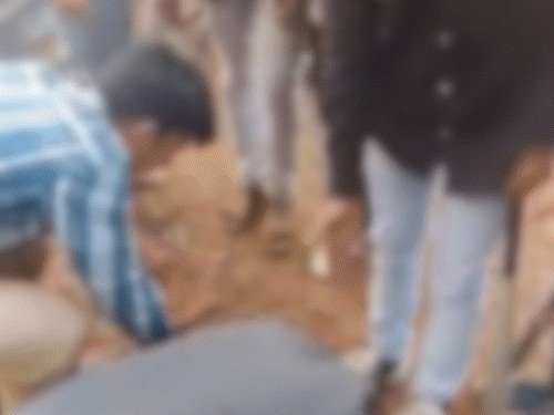 भौकाल बनाने के लिए पहले पीटा फिर पैर पकड़वाएं
