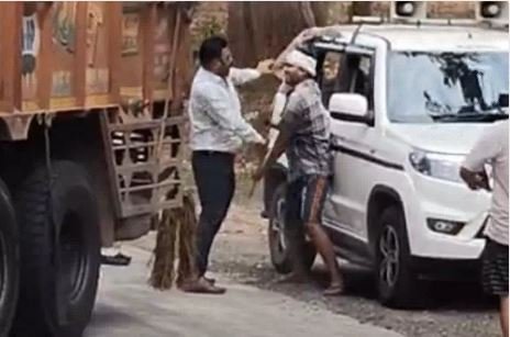 Mandla : RTO अफसर की चप्पल से पीटाई
