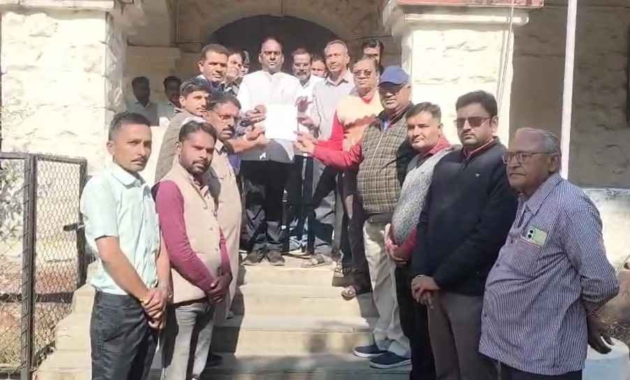कन्नौद मे पत्रकारो ने प्रधानमंत्री के नाम एसडीएम को सौंपा ज्ञापन