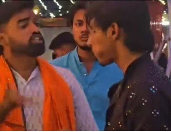 Jagdalpur: गरबा में मुस्लिम युवक से लगवाया तिलक और जयकारा, देवी प्रतिमा के आगे प्रसाद खिलाकर करवाया प्रणाम