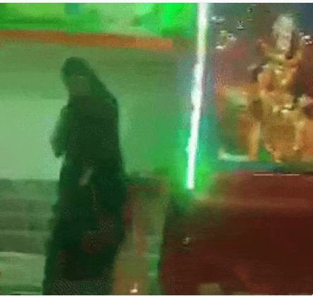 Khargone: गरबा करते-करते थम गई सांसें: "ओ मेरे ढोलना..." पर पति संग नाच रही थी सोनम, स्टेज पर गिरकर मौत