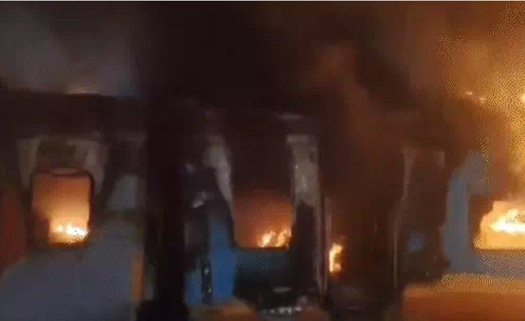 आंध्र प्रदेश में टाटानगर-एर्नाकुलम एक्सप्रेस में भीषण आग, 1 यात्री की मौत, दो AC कोच खाक