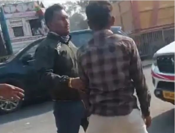 MORENA: रेत माफियाओं के हौसले बुलंद, डायल-112 के चालक को दौड़ा-दौड़ा कर पीटा, तमाशा देखता रहा स्टाफ