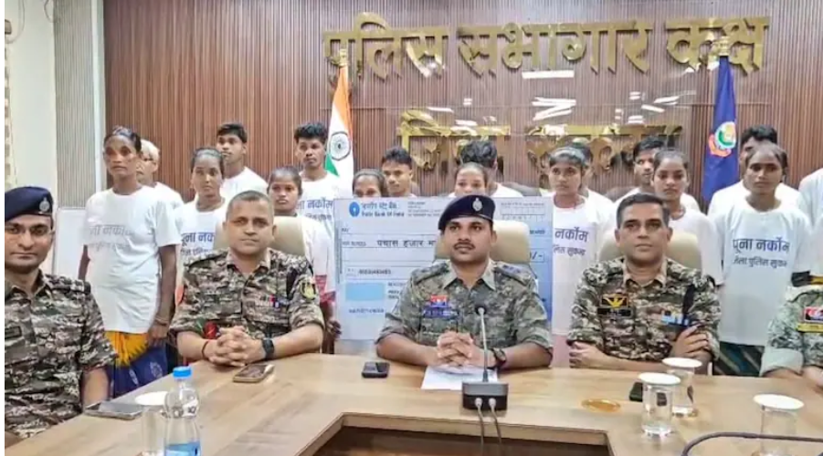 Naxalites Surrendered: सुकमा में 33 लाख के इनामी समेत 20 नक्सलियों ने किया संरेडर