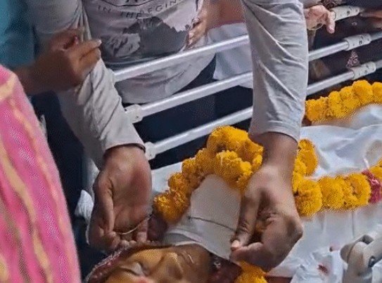 Indore: मौत के बाद भी जिंदगी बांट गईं वकील अभिजीता, पति ने पहनाया मंगलसूत्र