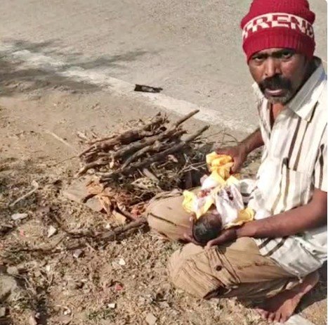 sehore daughter cremation roadside: मर गई इंसानियत, हाईवे किनारे पिता ने नवजात बेटी का किया अंतिम संस्कार….ये थी वजह