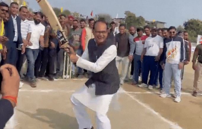 रायसेन में ‘मामा’ शिवराज ने खिलाड़ियों का बढ़ाया हौसला, बल्ला उठाकर लगाया छक्का