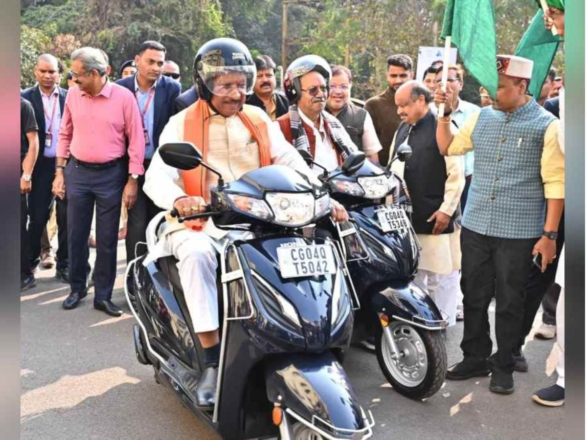 Cg public awareness program: सीएम साय ने हेलमेट पहनकर चलाई स्कूटी, जन जागरूकता से आएगी दुर्घटनाओं में कमी-सीएम 