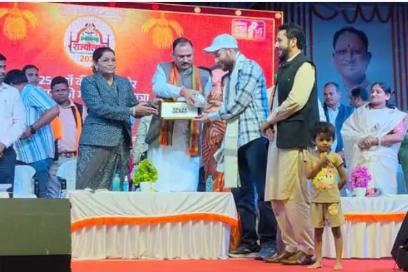 chhattisgarh rajyotsav: पहलगाम के हीरो का राज्योत्सव में सम्मान, नजाकत ने जान पर खेल कर बचाई थी 11 जानें