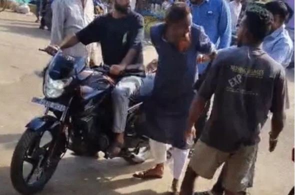 Badwani: फलों पर नाले के पानी का छिड़काव, कैमरे में कैद हुई  इकबाल की करतूत, पब्लिक ने सिखाया सबक