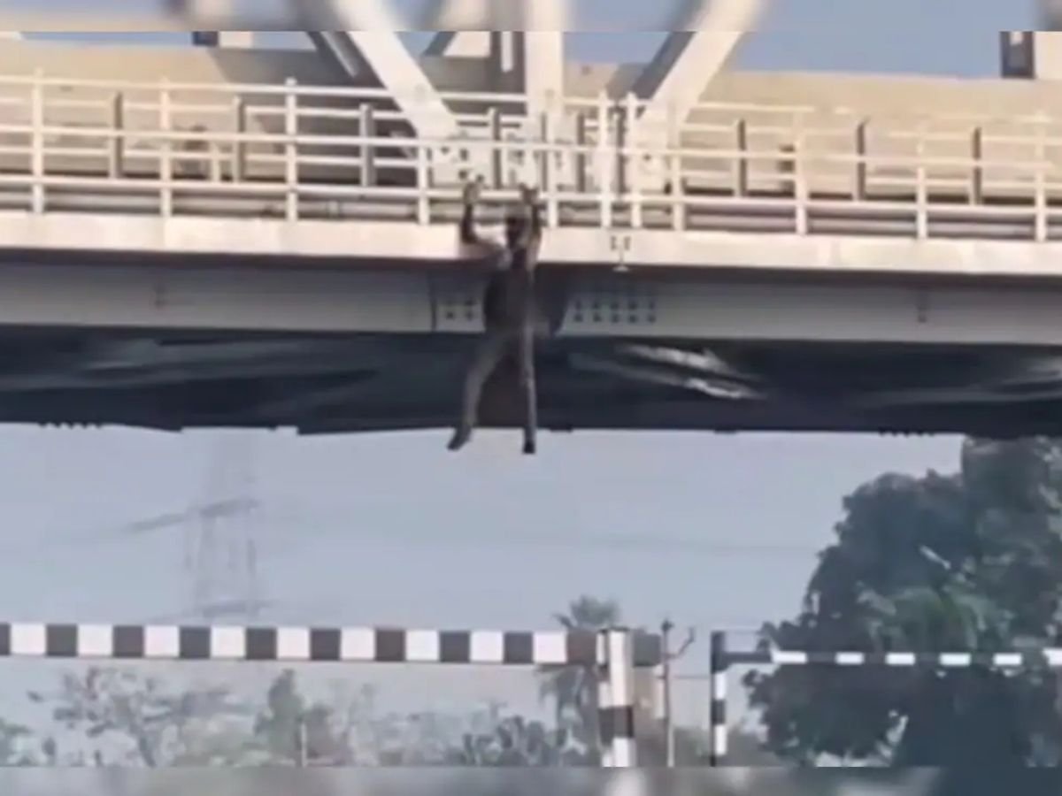 रेलवे ब्रिज पर लटककर खतरनाक स्टंट, वीडियो आया सामने
