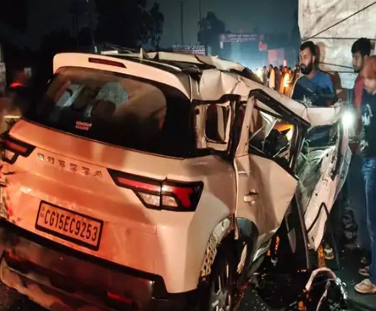 बस्तर में शादी से लौट रही पिकअप पलटी, 2 महिलाओं की मौत, 37 घायल