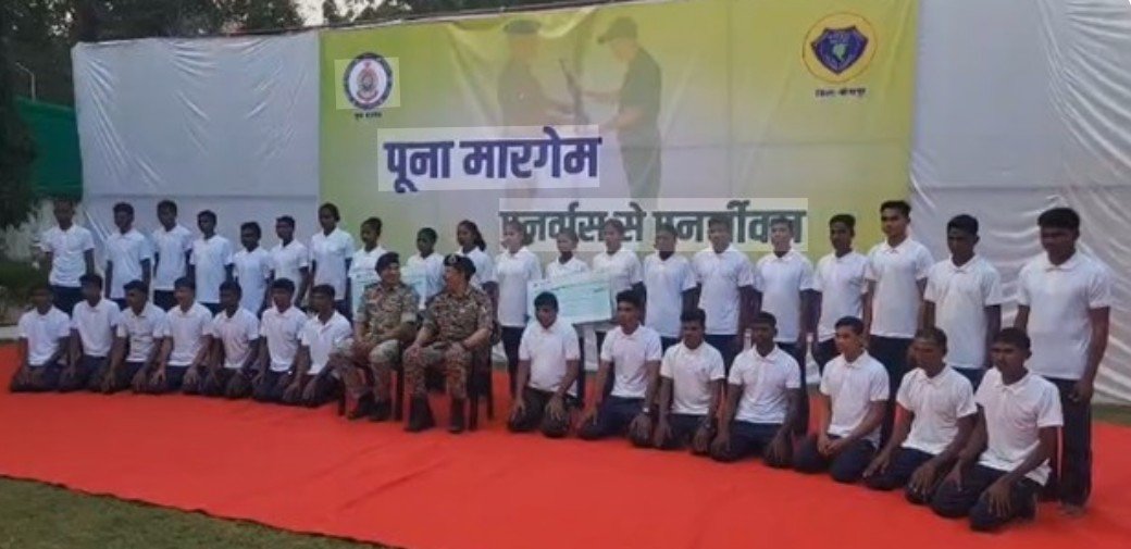 2026 का सबसे बड़ा सरेंडर: 1.41 करोड़ के इनामी 52 नक्सलियों ने किया आत्मसमर्पण