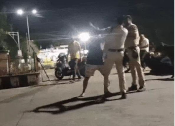 Neemuch: स्कूटी सवार ने पुलिसकर्मी को पीटा, स्टंट करने से रोका तो भड़का, कॉलर पकड़ मारपीट की
