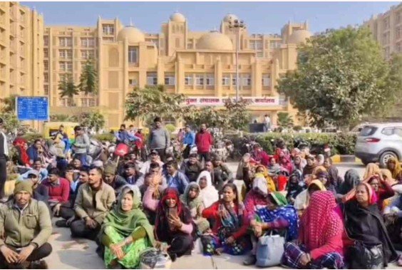 जयारोग्य अस्पताल हड़ताल: 700 आउटसोर्स कर्मियों की हड़ताल से सफाई-सुरक्षा ठप