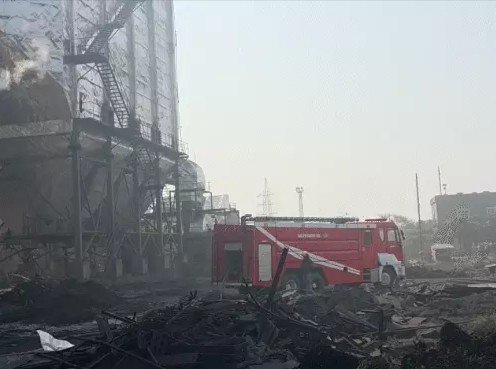 छत्तीसगढ़ में आग के दो हादसे: खरोरा में चलती बस धूं-धूं कर जली, रायपुर में कार में लगी आग