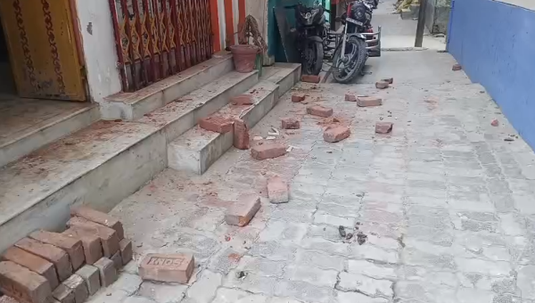 दानापुर में गुंडाराज: पूर्व पार्षद के घर पथराव व फायरिंग, परिवार के हत्या की धमकी
