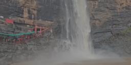 सासाराम का स्वर्ग: कैमूर की पहाड़ियों में गूंज रहा तुतला भवानी झरने का कल-कल, उमड़ी पर्यटकों की भीड़