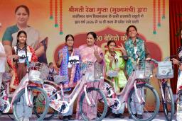 दिल्ली में बेटियों को सशक्त बनाने की पहल: 1100 छात्राओं को मिली साइकिल, CM बोलीं- हर बेटी बनेगी ‘लखपति’