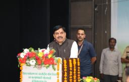 सीएम डॉ. मोहन का प्राकृतिक खेती पर जोर, कहा- कीटनाशक-रासायनिक खाद नुकसानदेह