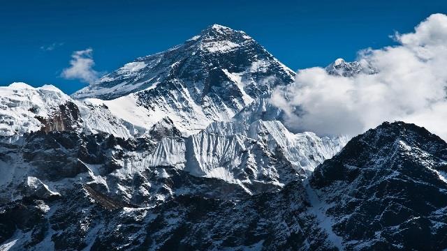 दुनिया की सबसे ऊंची चोटी मानी जाने वाली माउंट ऐवरेस्ट रोमांच, साहस और प्राकृतिक खूबसूरती का अद्भुत प्रतीक है. करीब 8,848.86 मीटर ऊंचा यह पर्वत हिमालय पर्वतमाला में नेपाल और तिब्बत की सीमा पर स्थित है. हालांकि, इस प्रसिद्ध पर्वत को हमेशा से “माउंट ऐवरेस्ट” के नाम से नहीं जाना जाता था. इतिहास में इसका एक अलग और पारंपरिक नाम भी रहा है.