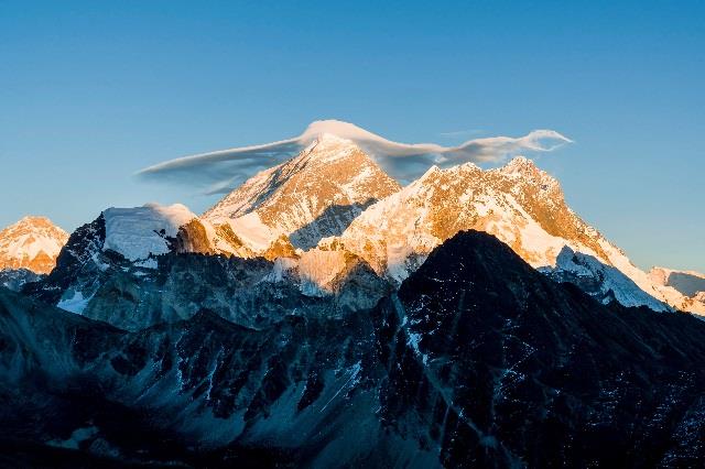 माउंट ऐवरेस्ट की चोटी पर पहली सफल चढ़ाई वर्ष 1953 में एडमंड हिलेरी और तेंजिंग नॉर्गे ने की थी. उनकी यह उपलब्धि पर्वतारोहण के इतिहास की सबसे बड़ी उपलब्धियों में गिनी जाती है. आज भी दुनियाभर से सैकड़ों पर्वतारोही इस ऊंची चोटी को फतह करने पहुंचते हैं, लेकिन यह सफर बेहद कठिन और खतरनाक माना जाता है. ऐवरेस्ट पर तापमान कई बार माइनस 60 डिग्री सेल्सियस तक पहुंच जाता है, जिससे यहां चढ़ाई करना और भी चुनौतीपूर्ण हो जाता है.
