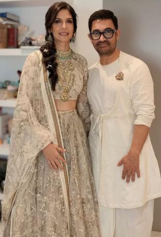 गौरी स्प्रैट ने शादी के मौके पर डिजाइनर सब्यसाची के खूबसूरत आउटफिट में नजर आईं। उनके ट्रेडिशनल लुक ने शादी समारोह में सभी का ध्यान खींचा।