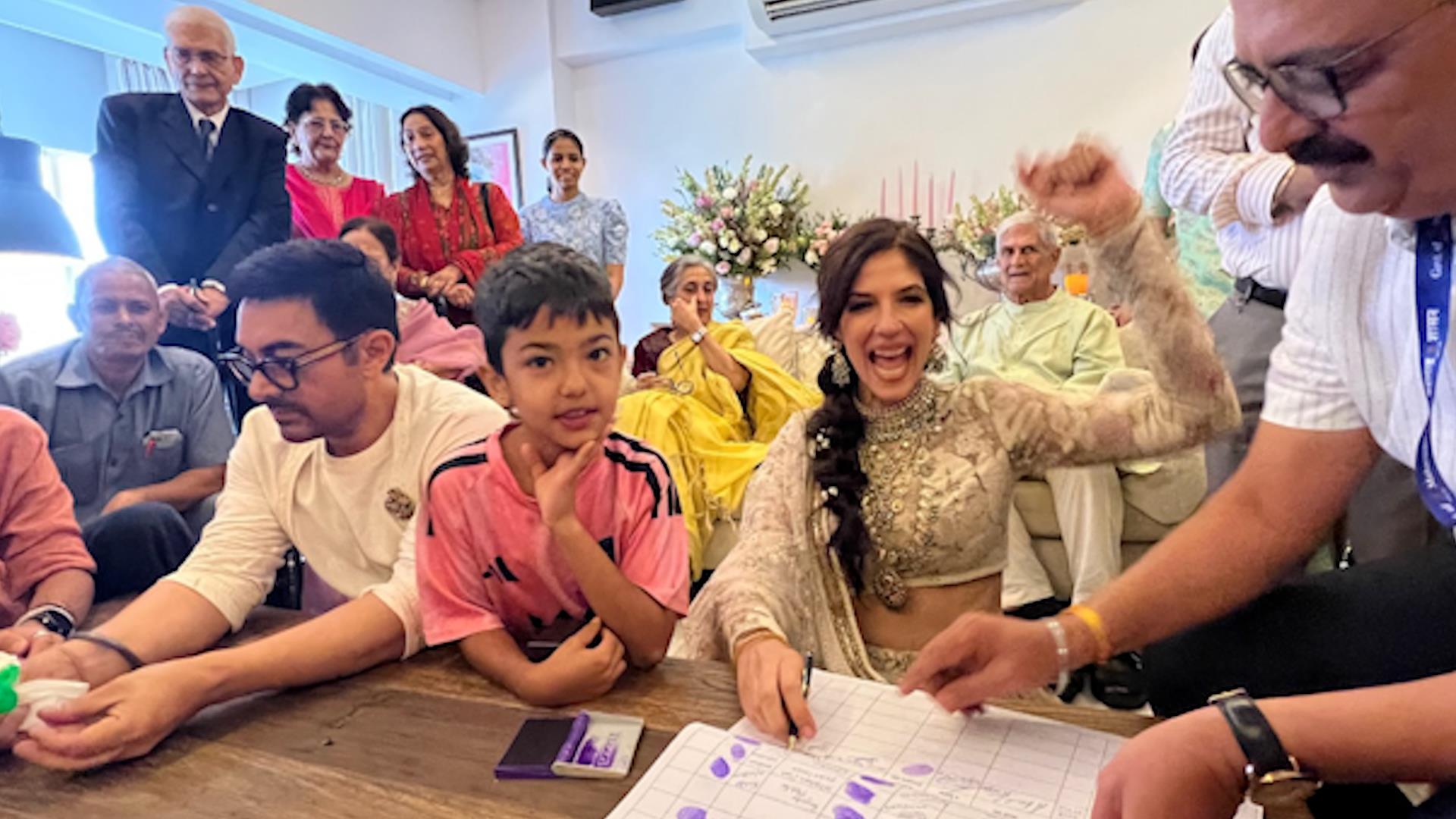 गौरी स्प्रैट शादी के दस्तावेज पर हस्ताक्षर करने के बाद बेहद खुश नजर आईं। उनके चेहरे पर नए रिश्ते की खुशी साफ दिखाई दी।