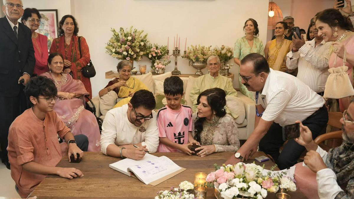 आमिर खान और गौरी स्प्रैट शादी के बाद अपने परिवार के साथ खास तस्वीर में नजर आए। इस फैमिली मोमेंट ने समारोह की यादों को और खास बना दिया।