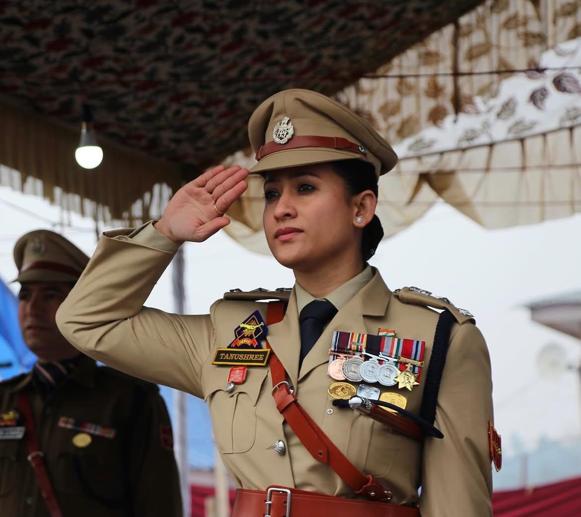 गणतंत्र दिवस समारोह के दौरान सलामी देतीं IPS तनुश्री।
