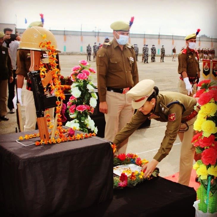 शहीदों को श्रद्धांजलि अर्पित करतीं IPS तनुश्री।