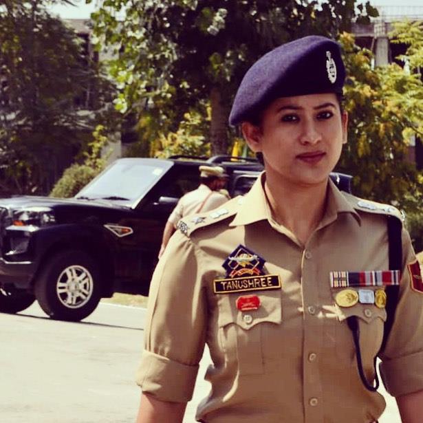 खाकी वर्दी में IPS तनुश्री की प्रेरणादायक तस्वीर।