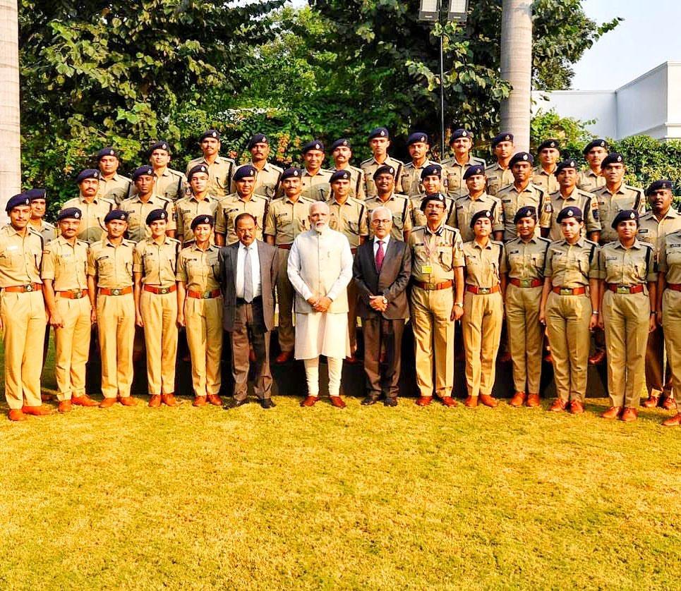 प्रधानमंत्री नरेंद्र मोदी के साथ IPS बैच के अधिकारी।