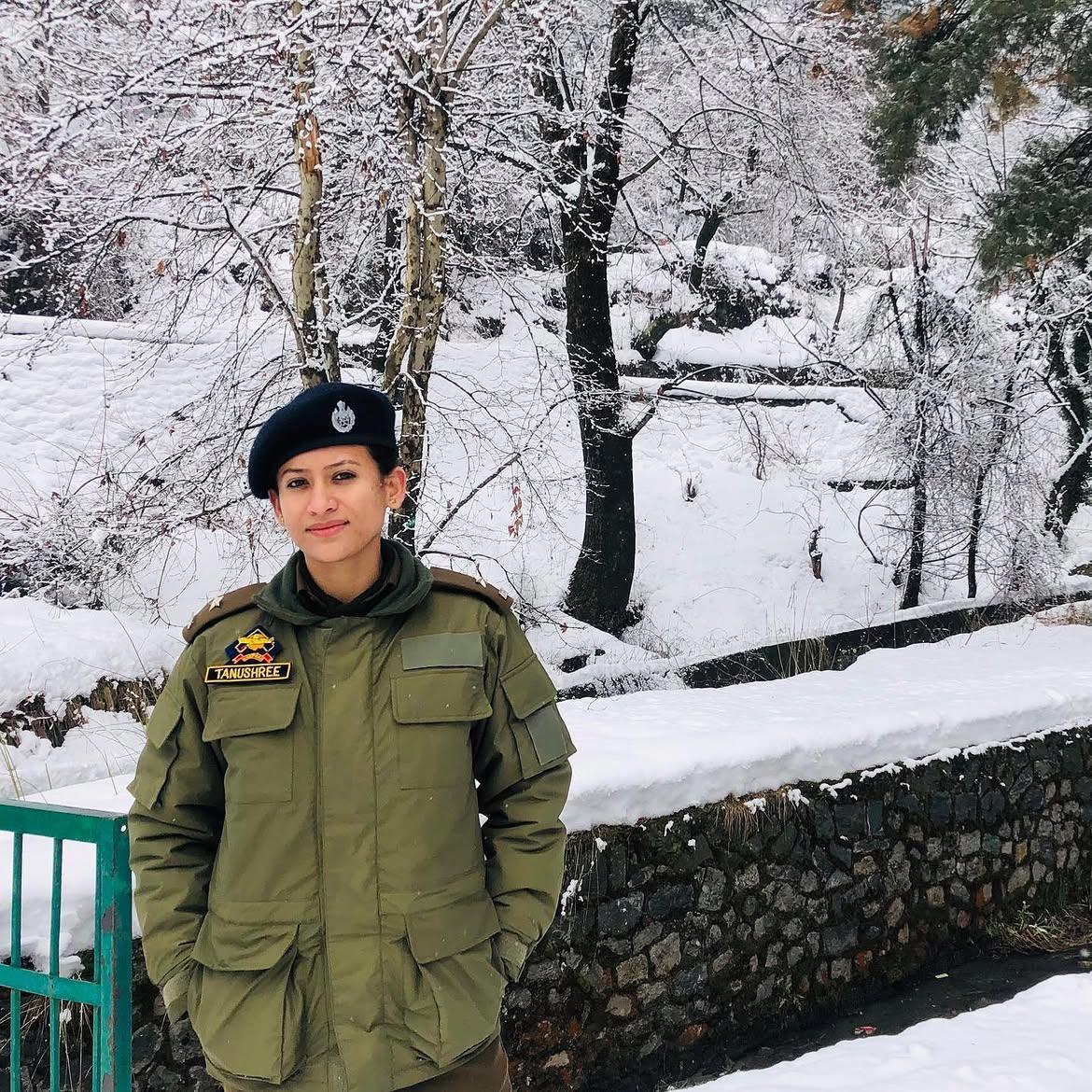 श्रीनगर की बर्फीली वादियों में ड्यूटी के दौरान IPS तनुश्री।