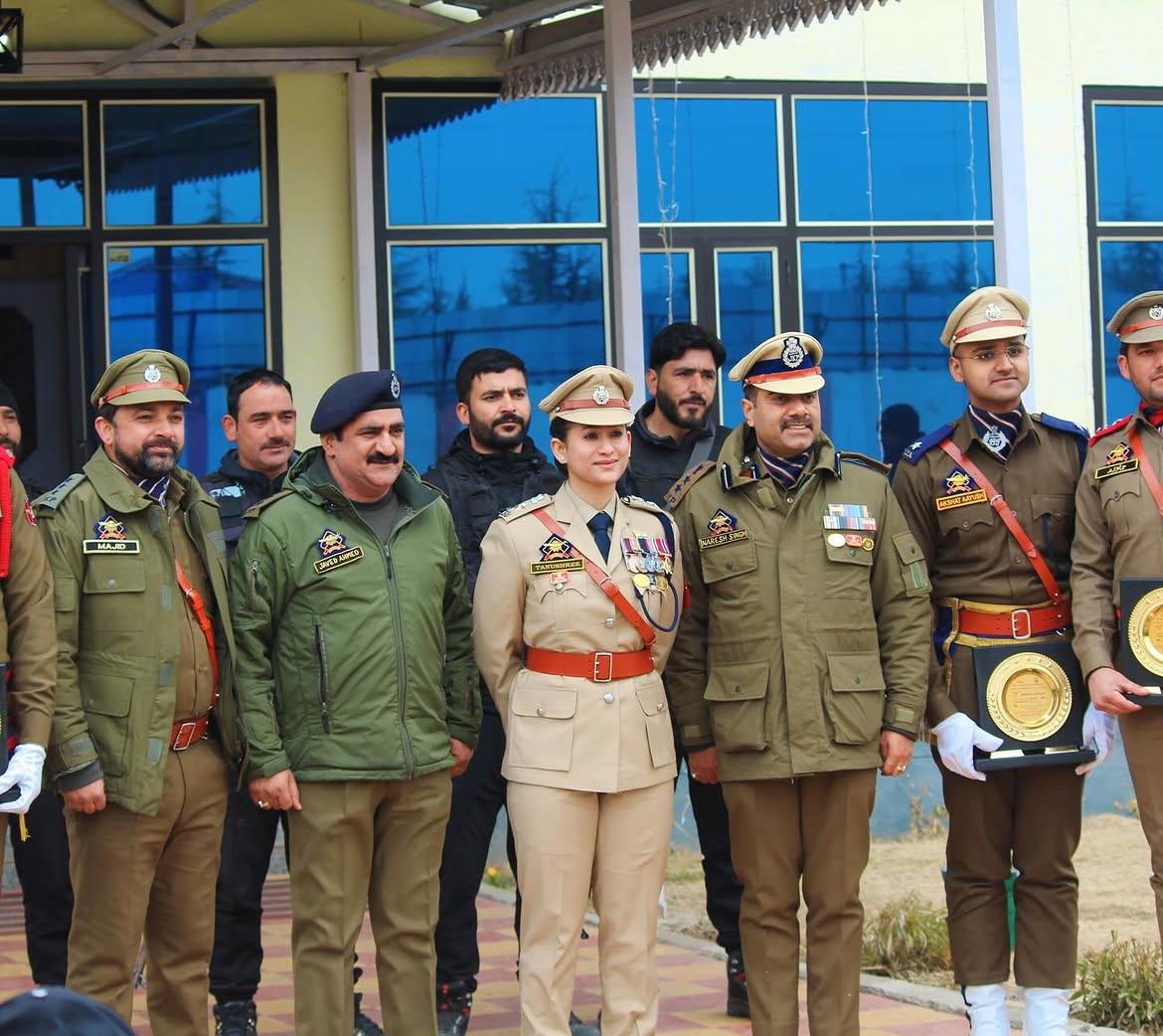 पुलिस अधिकारियों और जवानों के साथ IPS तनुश्री।