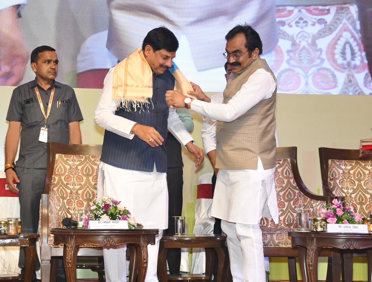 मुख्यमंत्री डॉ. मोहन यादव का कुशाभाऊ ठाकरे इंटरनेशनल कन्वेंशन सेंटर में आयोजित अखिल भारतीय सेमिनार में लोक निर्माण मंत्री श्री राकेश सिंह ने अंगवस्त्रम और पौधा भेंटकर स्वागत किया।