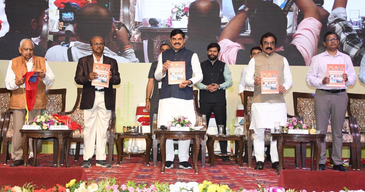 मुख्यमंत्री डॉ. मोहन यादव ने भोपाल में ग्रीन बिल्डिंग तकनीक एवं इंडियन बिल्डिंग कांग्रेस की 113वी गवर्निंग काउंसिल मीटिंग और अखिल भारतीय सेमिनार में लोक निर्माण से लोक कल्याण पुस्तक का विमोचन किया।