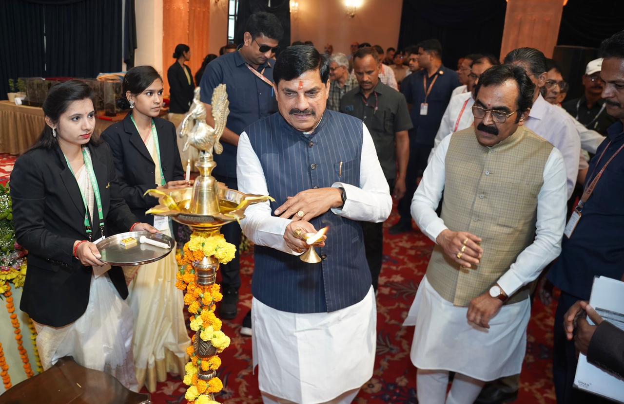 मुख्यमंत्री डॉ. मोहन यादव ने भोपाल में ग्रीन बिल्डिंग तकनीक एवं इंडियन बिल्डिंग कांग्रेस की 113वी गवर्निंग काउंसिल मीटिंग और अखिल भारतीय सेमिनार का दीप प्रज्ज्वलित कर शुभारंभ किया।