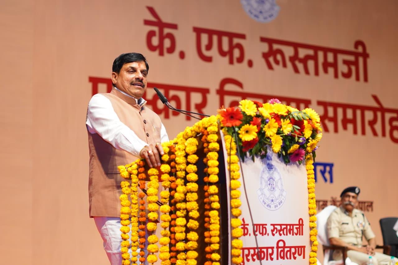 भोपाल में आयोजित केएफ रूस्तमजी पुरस्कार समारोह में 101 पुलिसकर्मी सम्मानित।