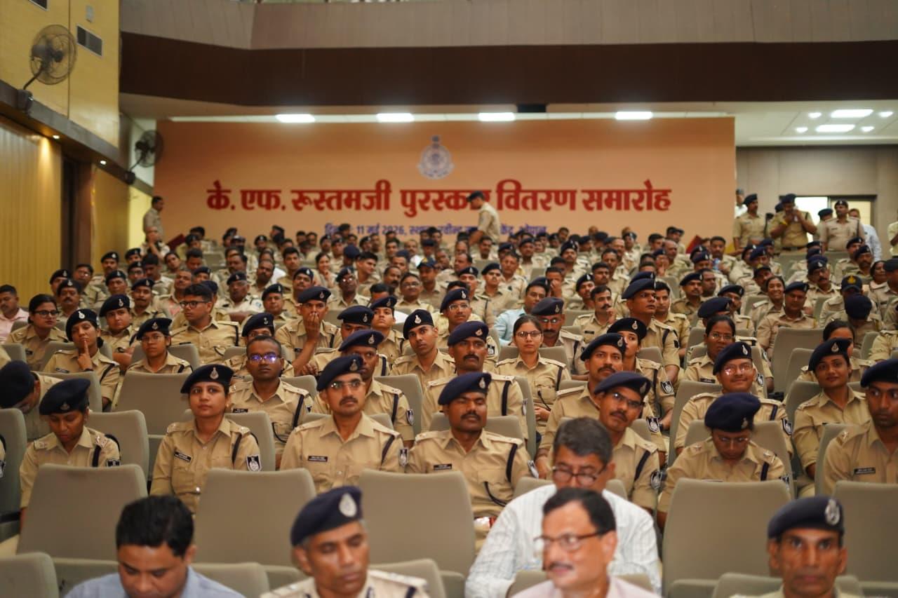 सीएम डॉ. मोहन यादव बोले- एमपी पुलिस साइबर और डिजिटल अपराधों से मजबूती से लड़ रही। कानून व्यवस्था में बेहतर काम से पुलिस ने बनाई अलग पहचान।