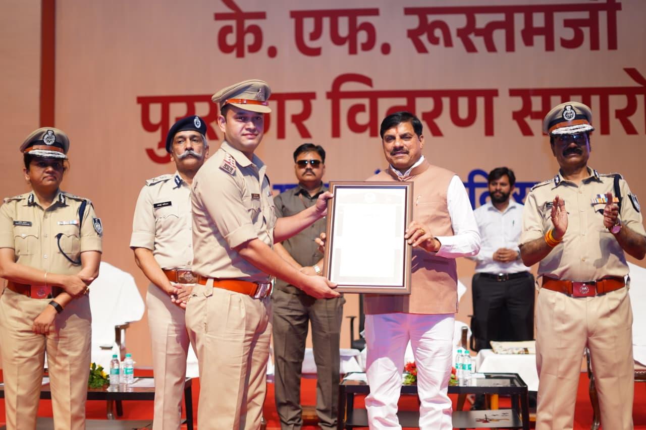 सीएम ने जांबाज पुलिसकर्मियों को साहस और समर्पण के लिए दी बधाई। हर साल जारी रहेंगे केएफ रूस्तमजी पुरस्कार।