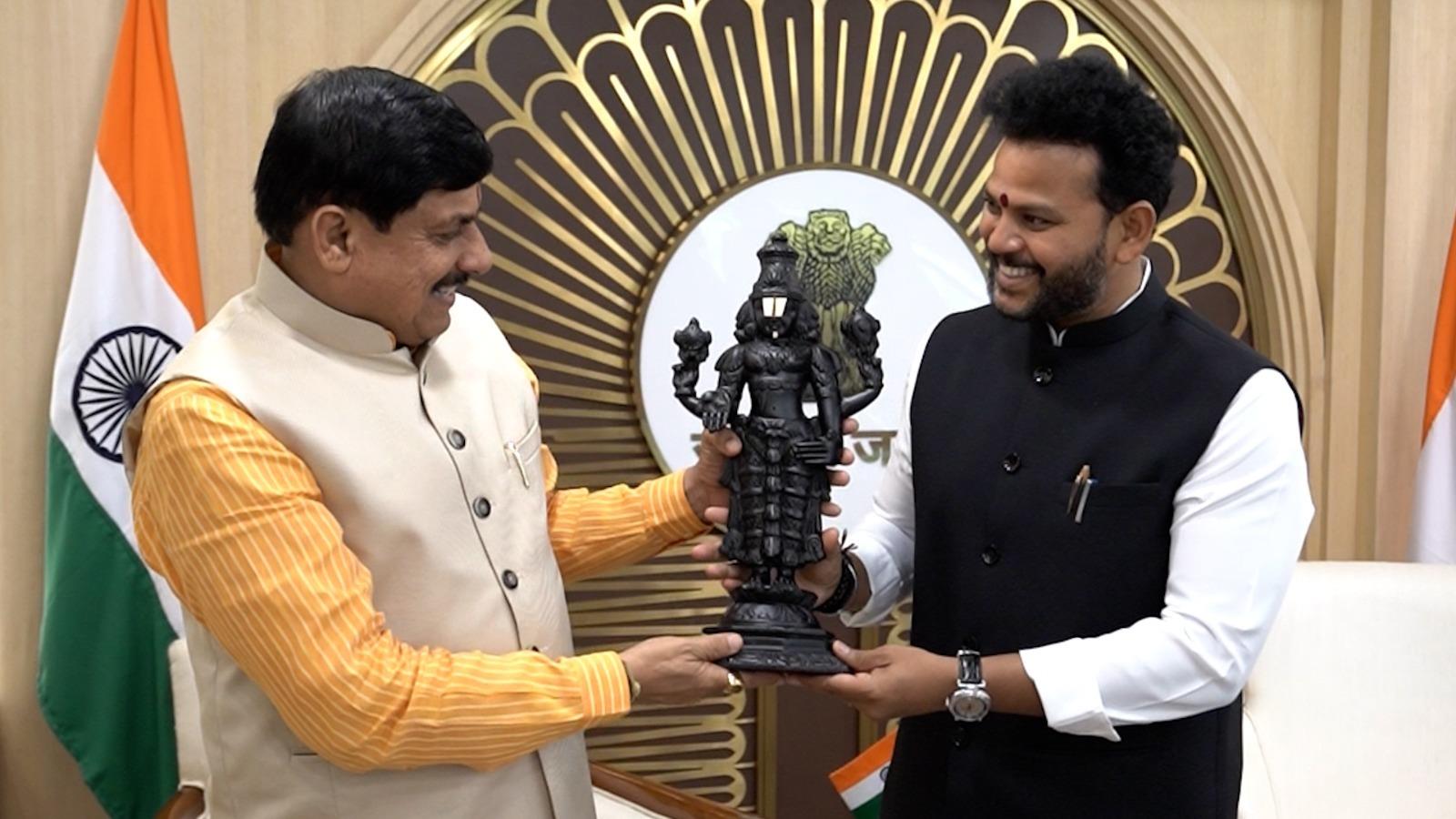 मुख्यमंत्री डॉ. मोहन यादव ने आज नई दिल्ली में केंद्रीय नागर विमानन मंत्री श्री राम मोहन नायडू को उनके कार्यालय में पुष्प-गुच्छ भेंट कर सौजन्य मुलाकात की।