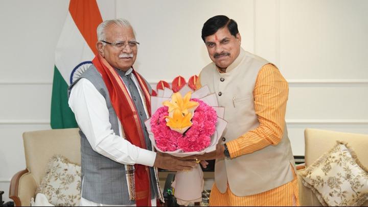 मुख्यमंत्री डॉ. मोहन यादव ने नई दिल्ली में केंद्रीय आवासन एवं शहरी कार्य मंत्री श्री मनोहर लाल के साथ उनके कार्यालय में मध्यप्रदेश में शहरी विकास के लिए अधिकारियों के साथ चर्चा की..