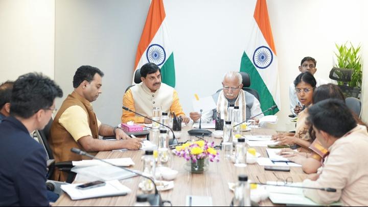 मुख्यमंत्री डॉ. मोहन यादव ने नई दिल्ली में केंद्रीय आवासन एवं शहरी कार्य मंत्री श्री मनोहर लाल के साथ उनके कार्यालय में मध्यप्रदेश में शहरी विकास के लिए अधिकारियों के साथ चर्चा की।..