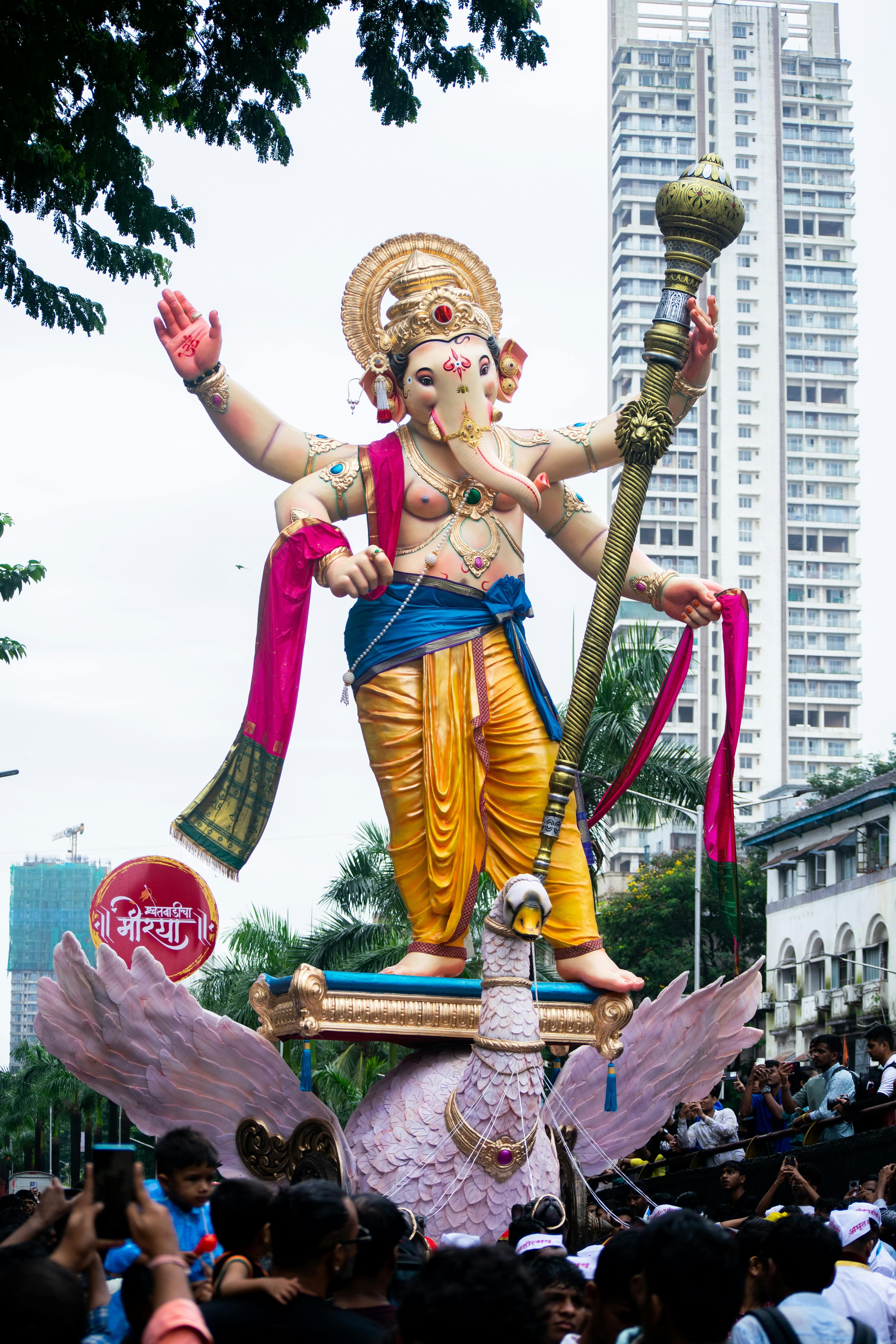 वक्रतुण्ड महाकाय सुर्यकोटि समप्रभ, निर्विघ्नं कुरु मे देव सर्वकार्येषु सर्वदा।