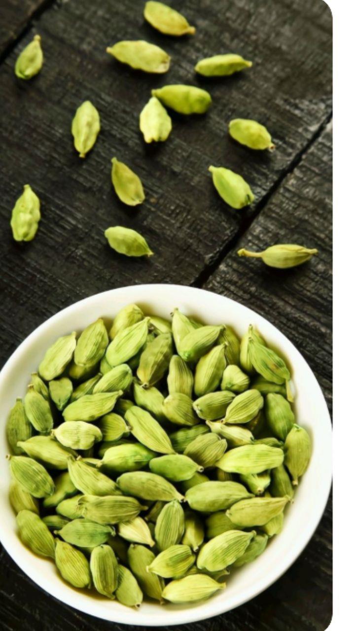 रोजाना बासी मुंह में हरी इलायची चबाने से मिलते हैं चौंकाने वाले फायदे..