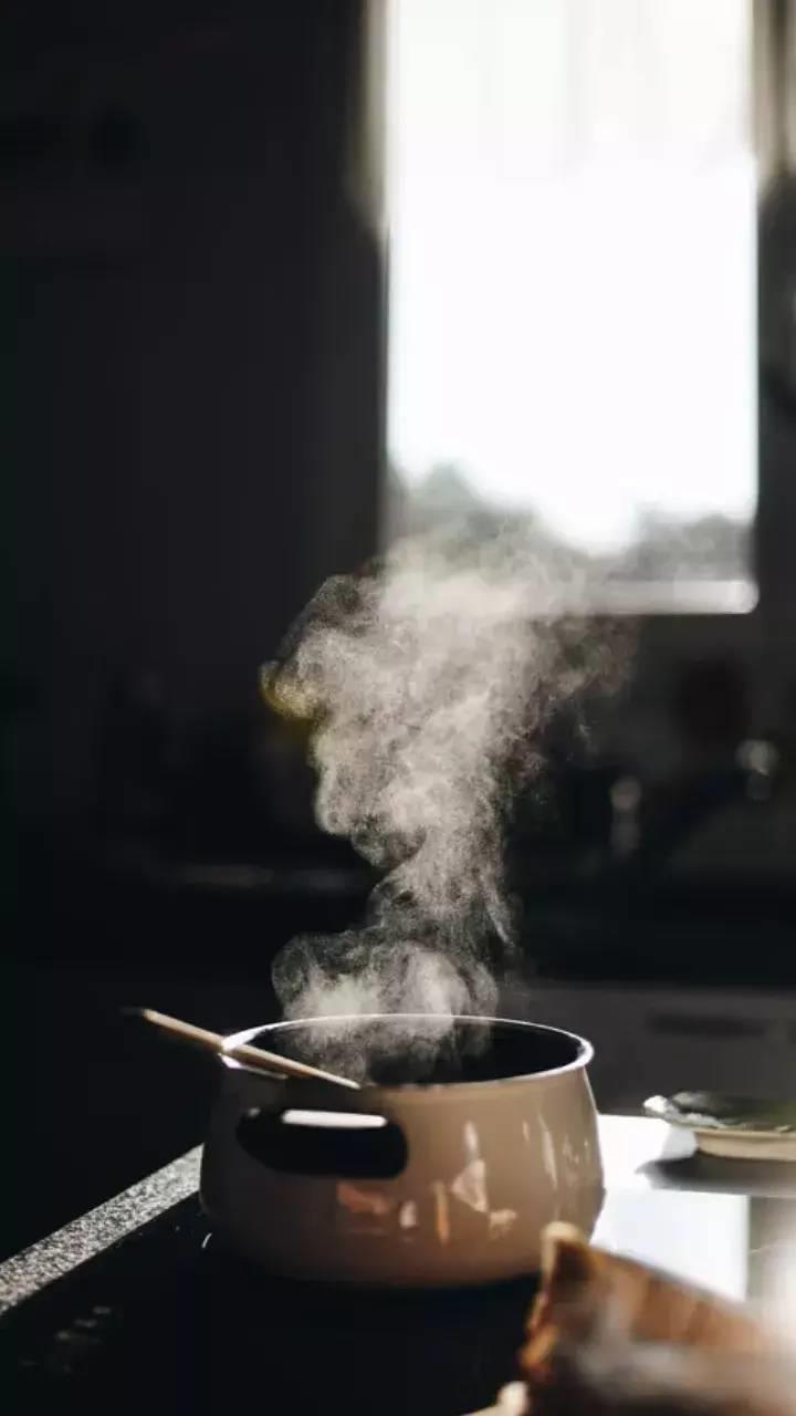 5 दिनों के इस त्योहार में काले पड़े बर्तनों को कैसे करें साफ? जानें